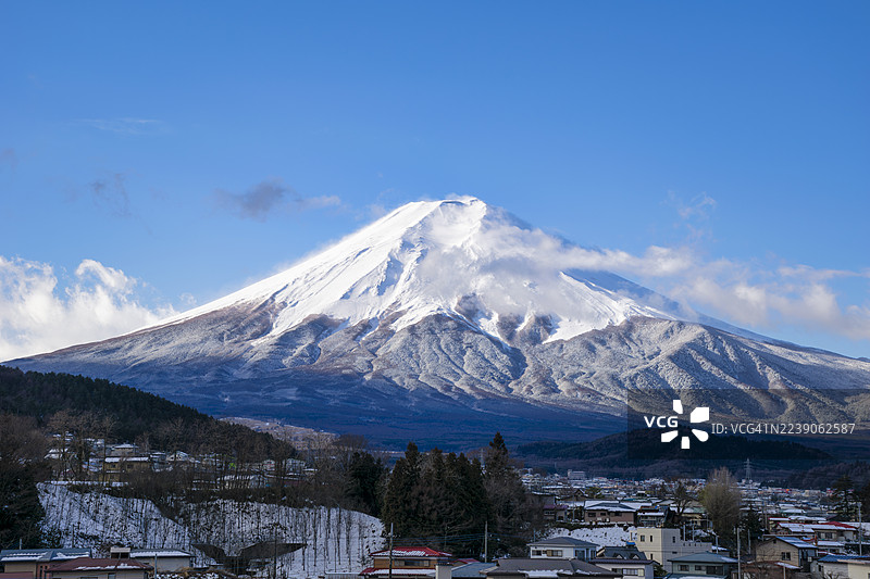 冬季雪镇上空的富士山图片素材