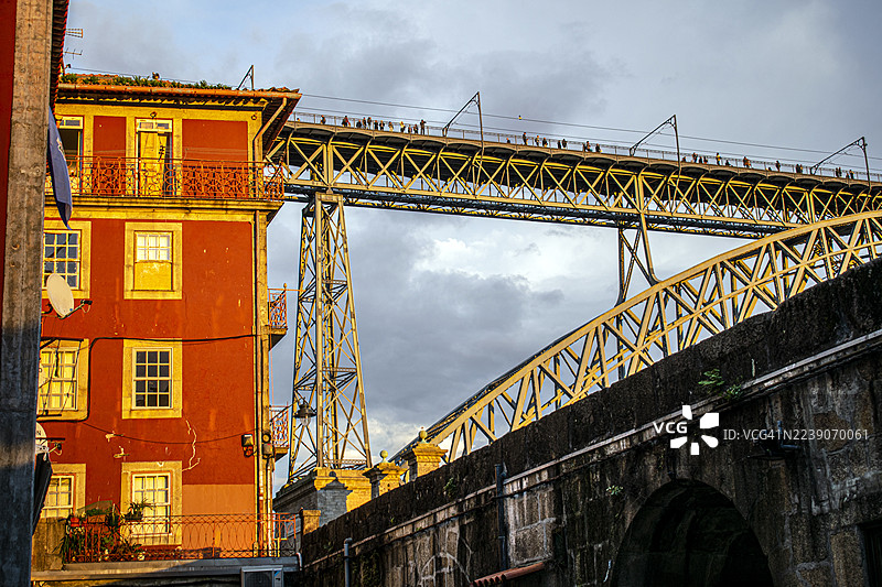 葡萄牙波尔图。唐路易斯一世大桥、城市、河岸和房屋的景观。图片素材