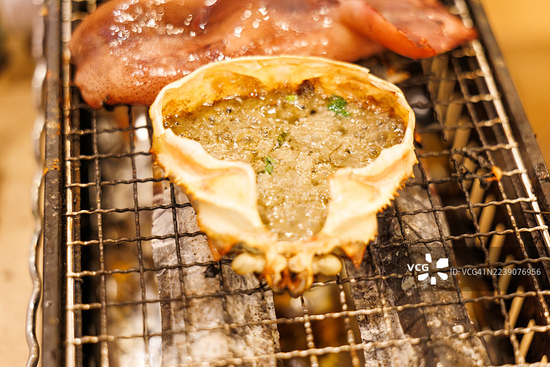 日式海鲜烧烤，烤蟹黄和虾图片素材