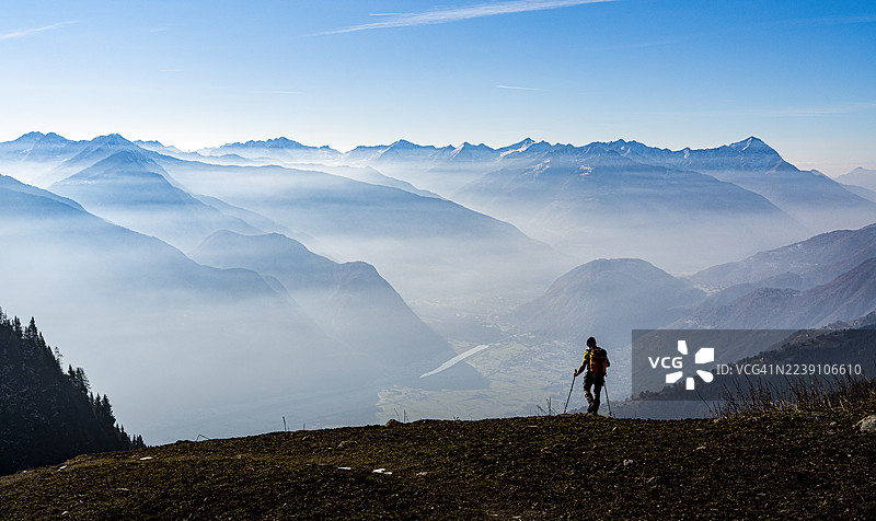 徒步者眺望瓦尔泰利纳的薄雾山峦图片素材