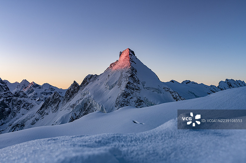 日出照亮雪山图片素材