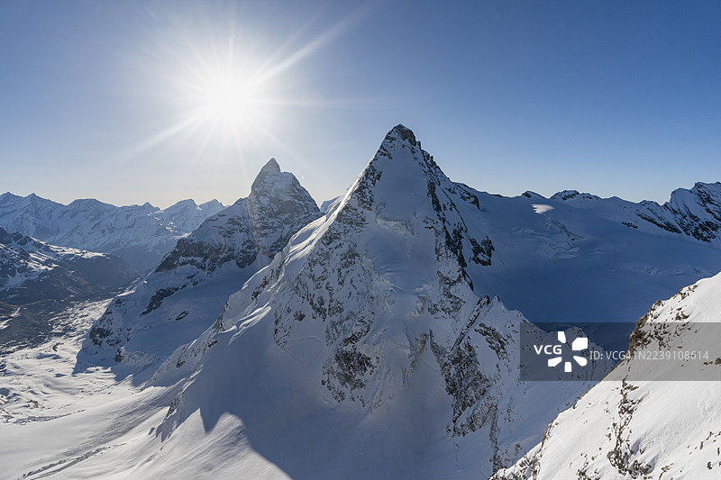 晨光照耀在白雪覆盖的山峰上图片素材