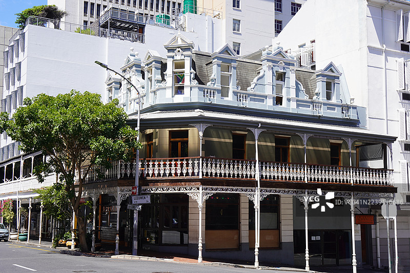 南非开普敦长街的历史建筑外墙与树木图片素材