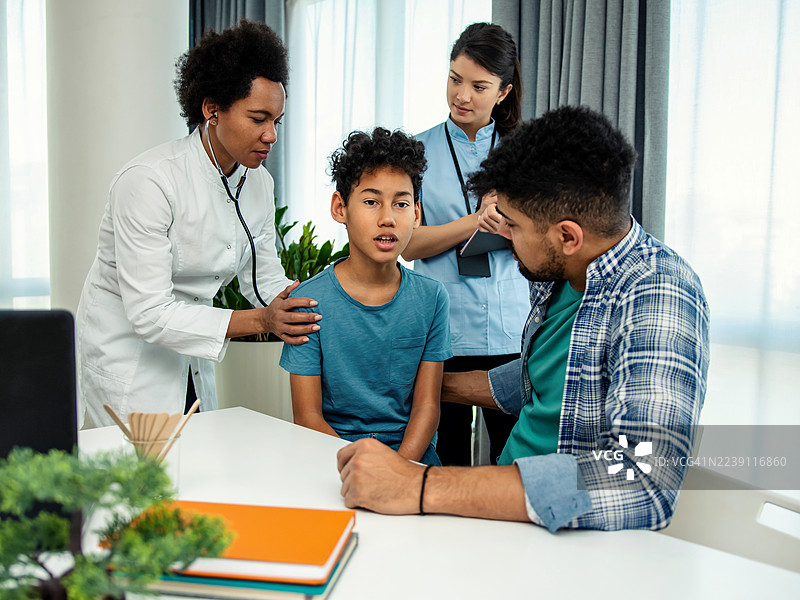 黑人男孩在医生办公室接受体检图片素材