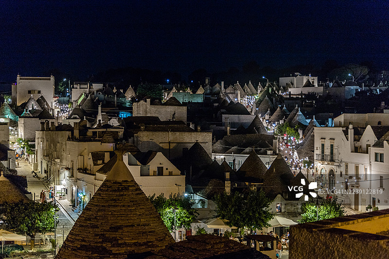 夜晚，阿尔贝罗贝洛全景，到处是特鲁利圆顶图片素材
