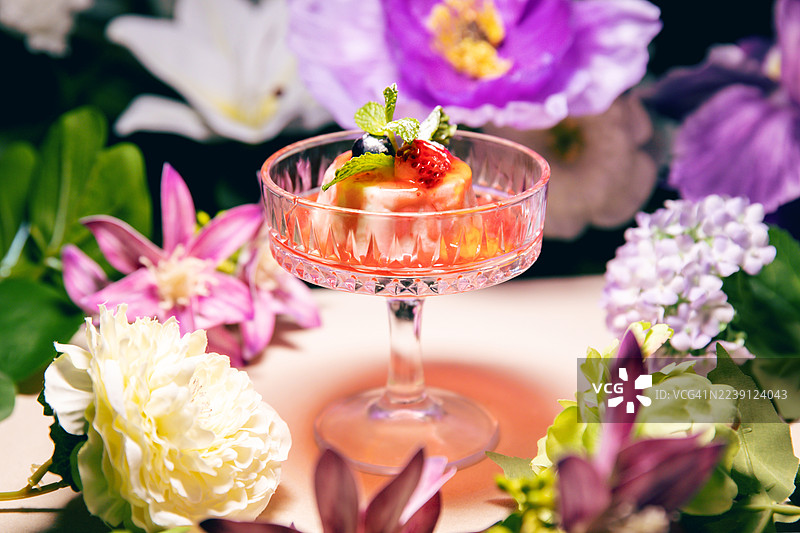 玻璃杯中装饰有草莓和蓝莓的布丁图片素材
