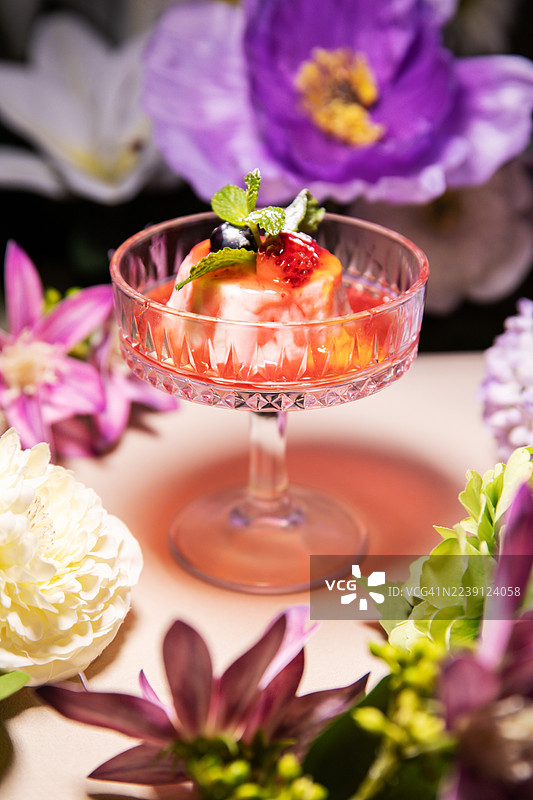 玻璃杯中装饰有草莓和蓝莓的布丁图片素材