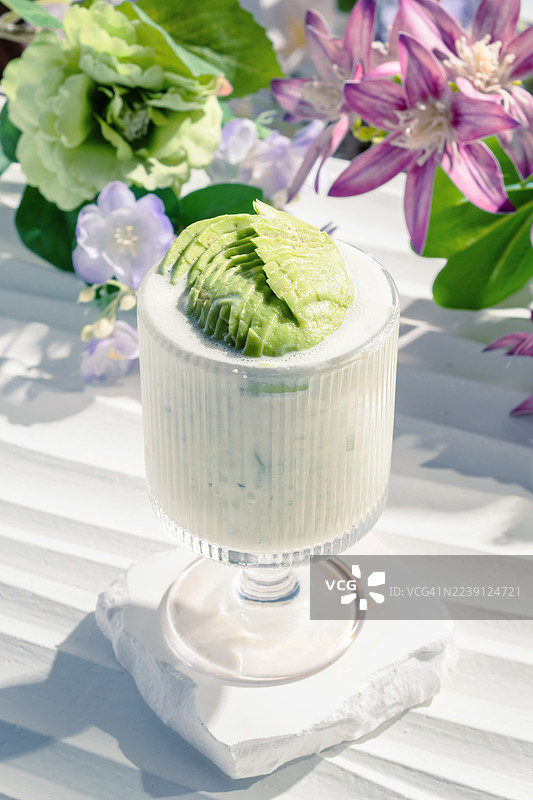 玻璃杯中的水果奶昔图片素材