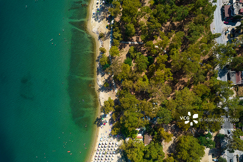 俯瞰人们在充满活力的夏日海滩上享受时光图片素材