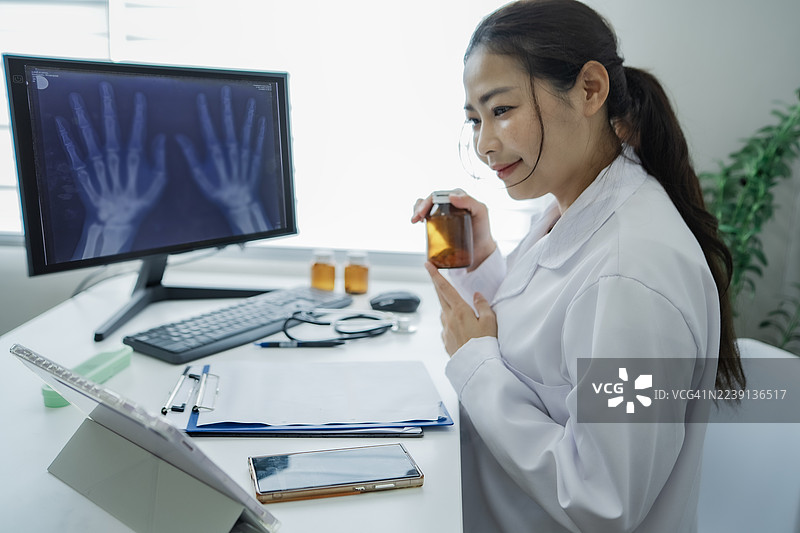 诊所里，一位医疗专业女性通过视频通话向患者推荐处方药，体现了现代医疗保健的概念。图片素材