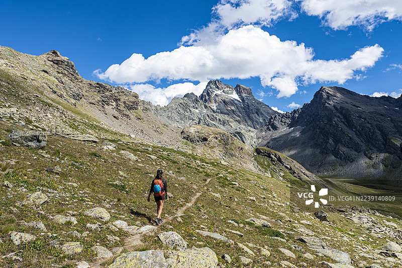 徒步旅行的女性在蒙特维索徒步路线上行走图片素材