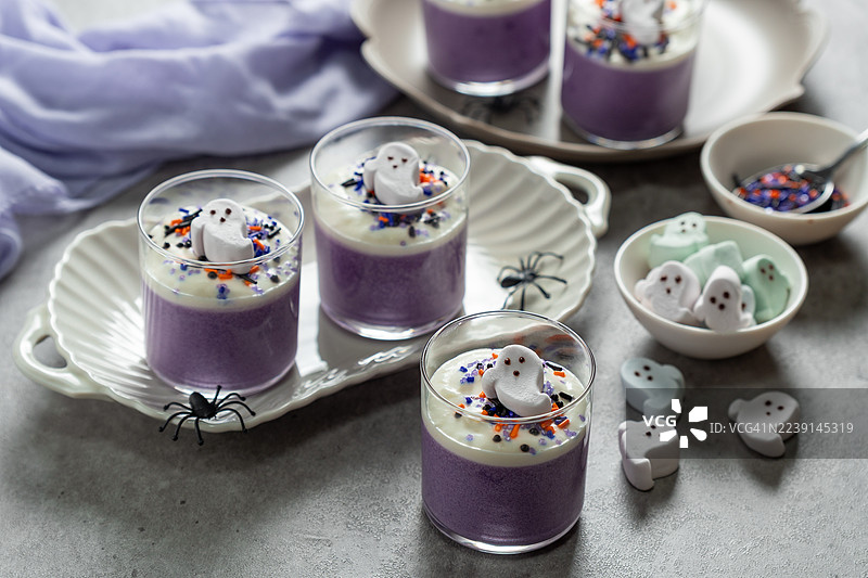 紫薯慕斯，上面有鲜奶油和棉花糖，万圣节甜点图片素材