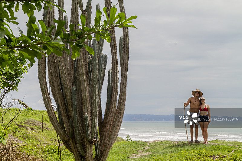 一对情侣在巴西里约热内卢的海滩上徒步旅行，享受着拉丁美洲的海景，度蜜月。图片素材