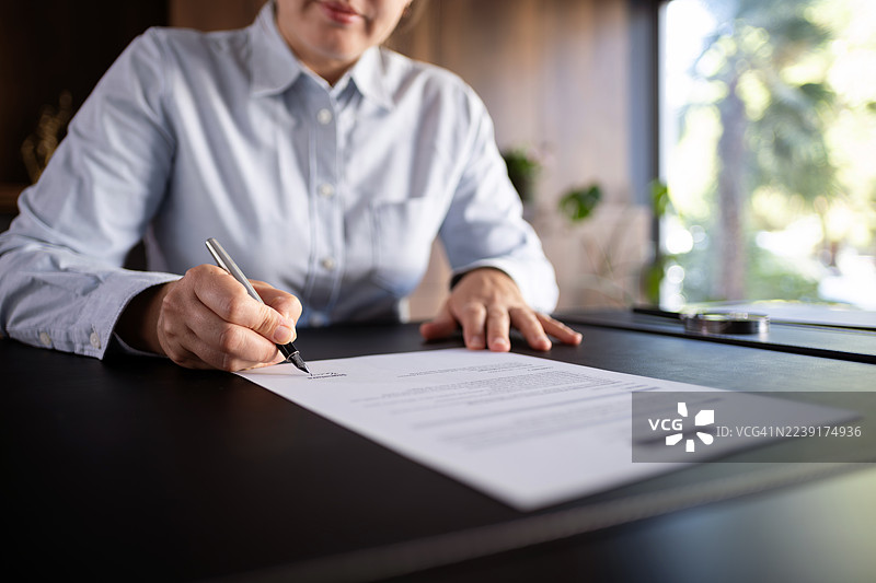 律师在办公室签署官方文件图片素材