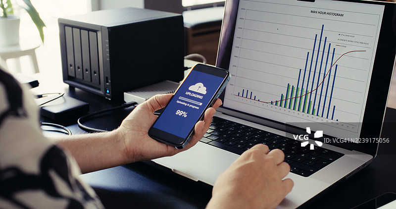 女子用智能手机将文件上传至云端图片素材