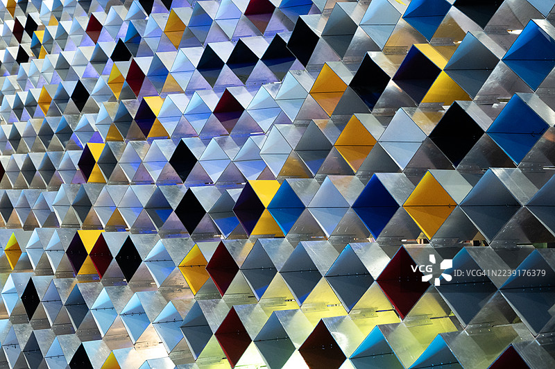 钻石形状的彩色金属块，抽象背景图片素材