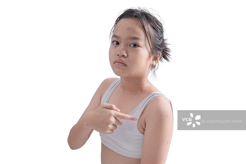 一个年轻女孩伸出食指，站在白色背景前图片素材