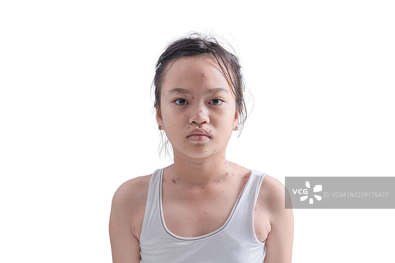 一个顶着凌乱发髻、身穿白色背心的年轻女孩图片素材