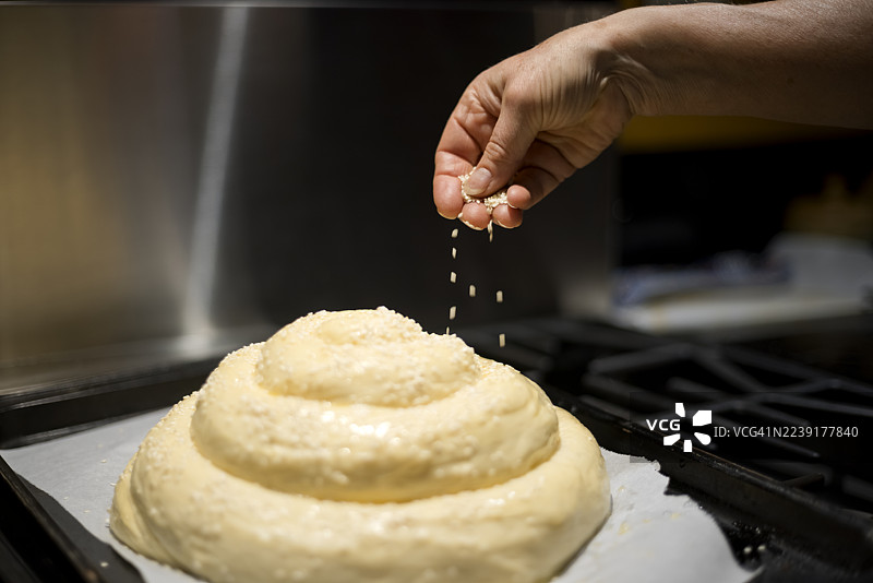 头顶着恰巴塔面包图片素材