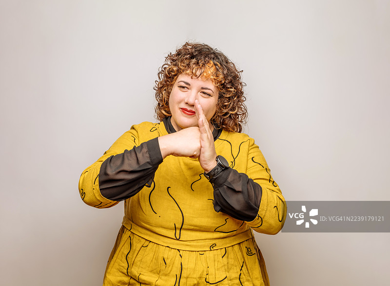 丰满女性做出拳击姿势图片素材