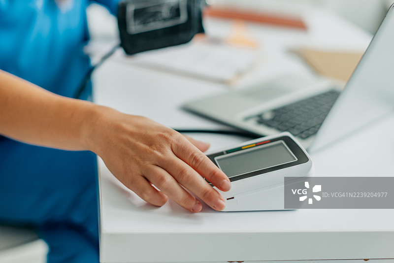 在诊所环境中，一名女性医护人员正在为一名患者进行体检，重点关注健康和支持。图片素材