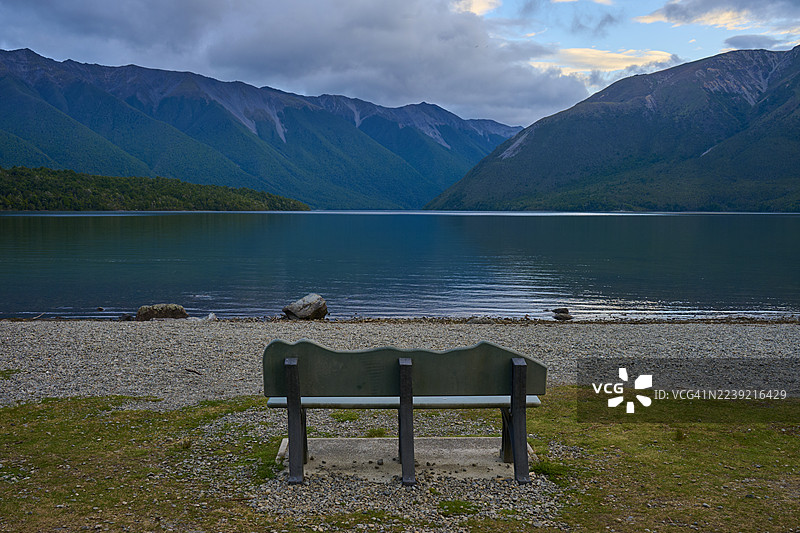 新西兰南岛塔斯曼区圣阿尔诺罗托伊蒂湖畔的黄昏长椅图片素材