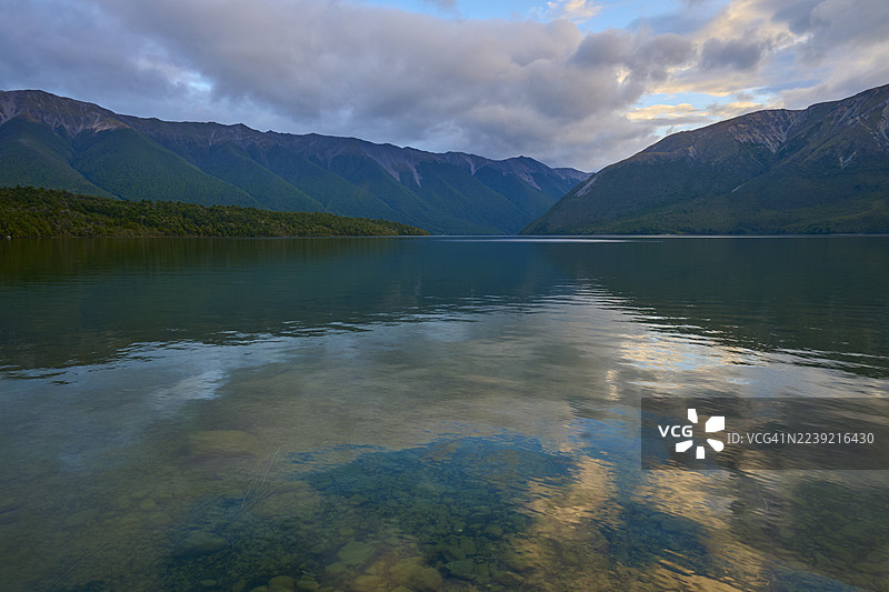 新西兰南岛塔斯曼地区圣阿尔诺罗托伊蒂湖的黄昏景色图片素材