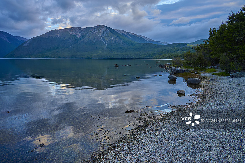 新西兰南岛塔斯曼区圣阿尔诺的罗托伊蒂湖在黄昏时分的景色图片素材