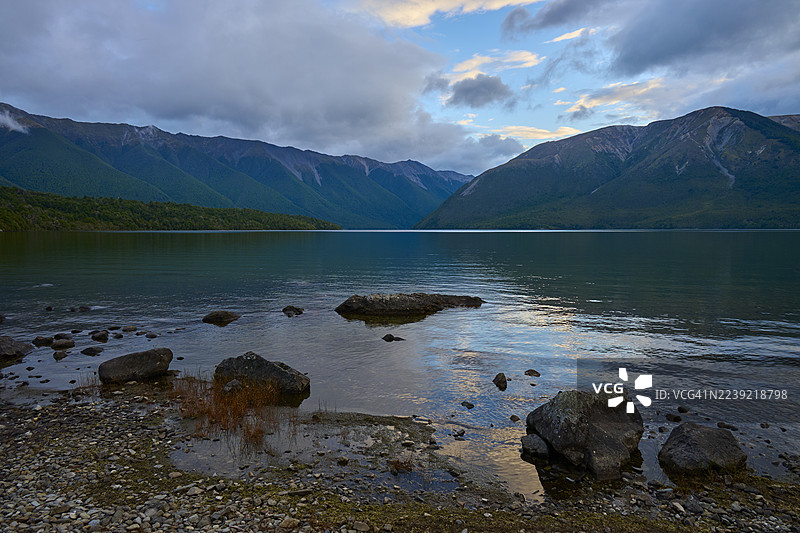 新西兰南岛塔斯曼区圣阿尔诺罗托伊蒂湖的黄昏景象图片素材