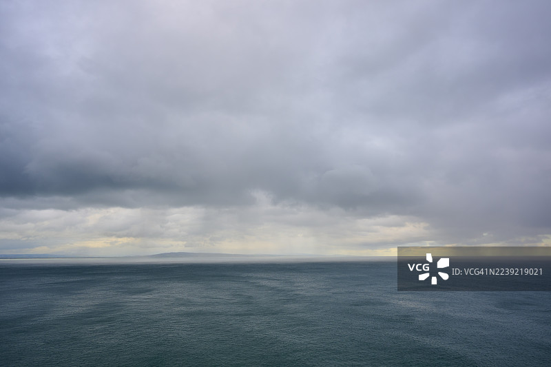 夏季，风暴云笼罩着大海，努盖特角灯塔，阿胡里里平原，奥塔哥，南岛，新西兰，大洋洲图片素材
