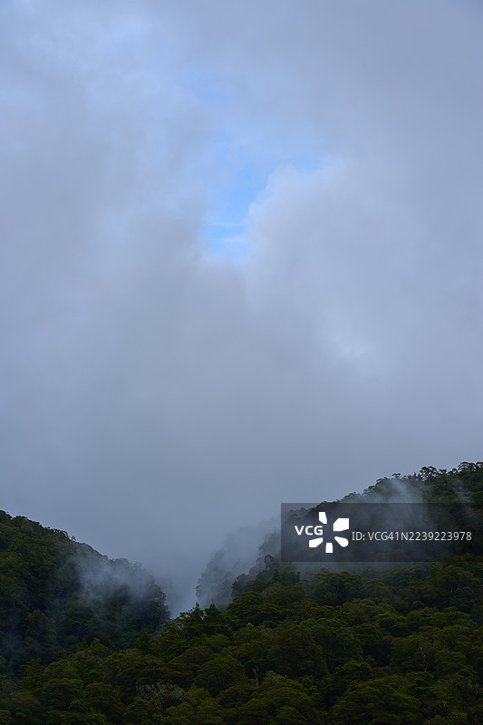 黑斯特河上方的狭窄蓝天，弥漫着薄雾的山峦，普莱森特弗拉特桥，阿斯帕林山国家公园，新西兰南岛图片素材