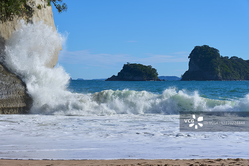 夏季，科罗曼德，坎特伯雷，北岛，新西兰，大教堂湾，岩石，海滩和海浪图片素材