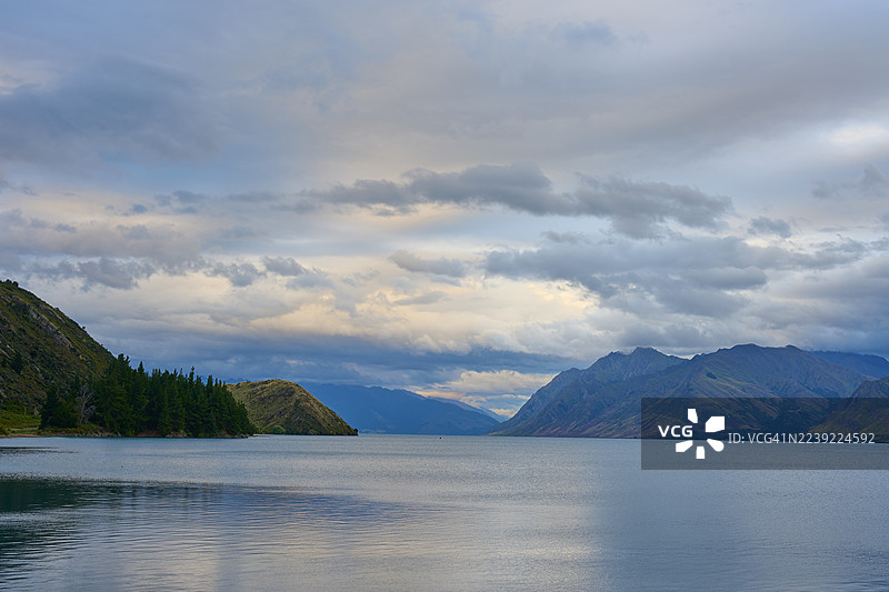 新西兰南岛奥塔哥哈威亚湖哈威亚湖的云山景色图片素材