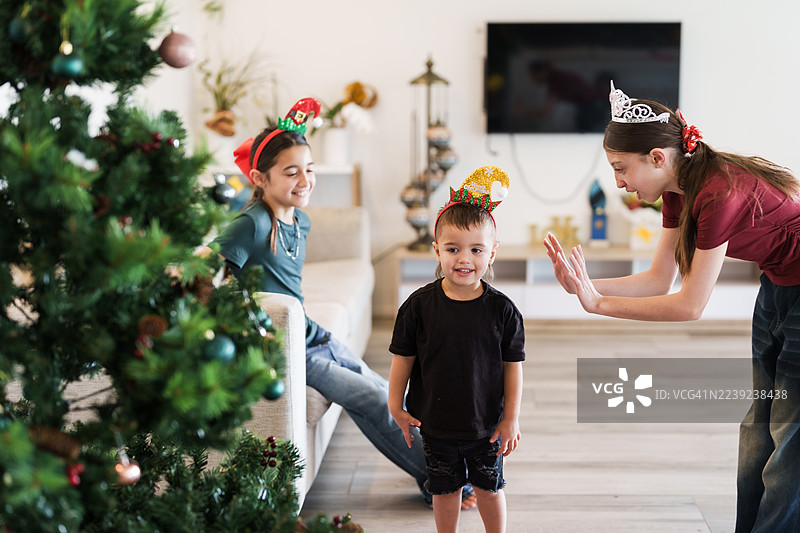 家庭的温暖与圣诞的喜悦，孩子们享受节日的快乐。图片素材