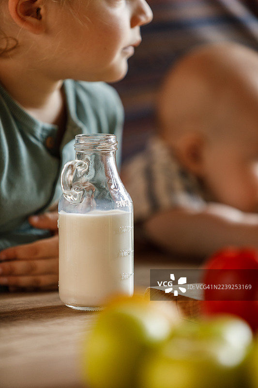 桌子上的装满牛奶的玻璃瓶图片素材