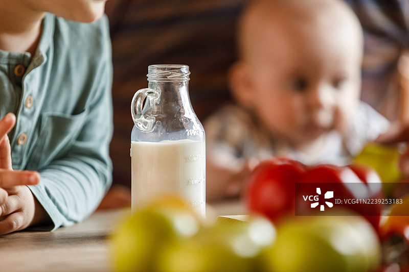 桌子上的装满牛奶的玻璃瓶图片素材