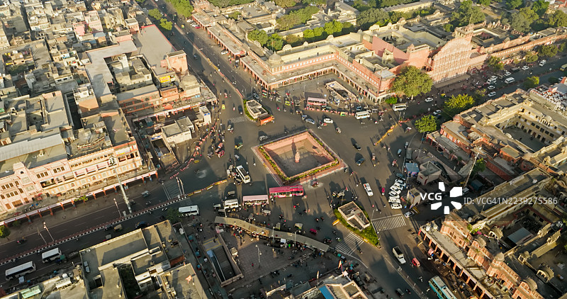 从高处俯瞰斋浦尔拉贾斯坦邦巴迪乔帕尔环岛和风之宫的航拍画面图片素材