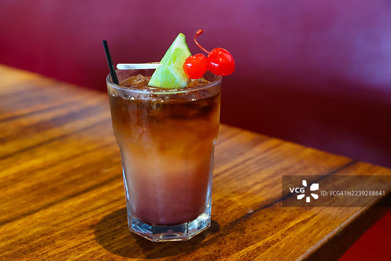 装饰有樱桃和青柠的玛伊泰鸡尾酒图片素材
