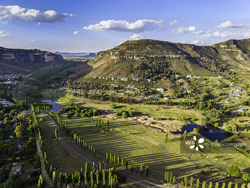 以高尔夫球场为景的自由州克拉伦斯镇图片素材