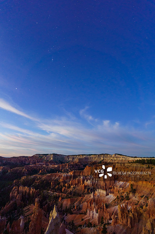 布莱斯峡谷国家公园的夜间日出点图片素材