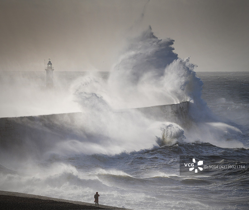 风暴中的灯塔图片素材