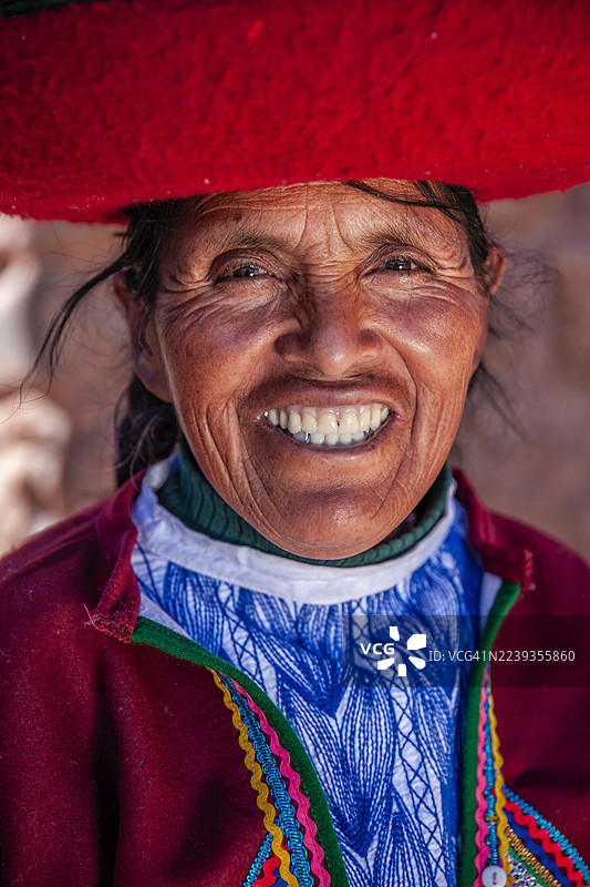 秘鲁女子在印加遗址，圣谷，秘鲁图片素材