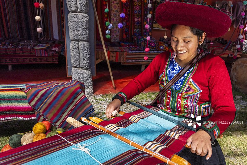 秘鲁妇女在圣谷钦切罗编织图片素材