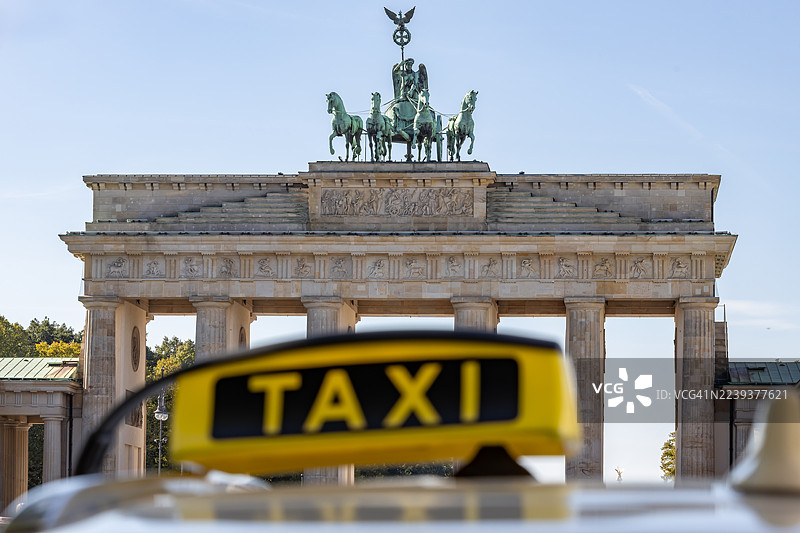 柏林勃兰登堡门背景的出租车标志图片素材