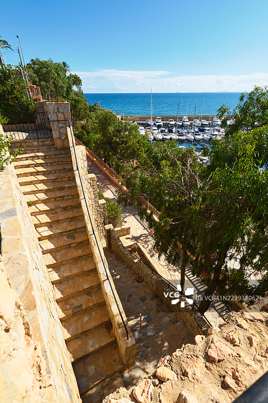 俯瞰西班牙卡沃罗伊格码头的石砌楼梯。图片素材