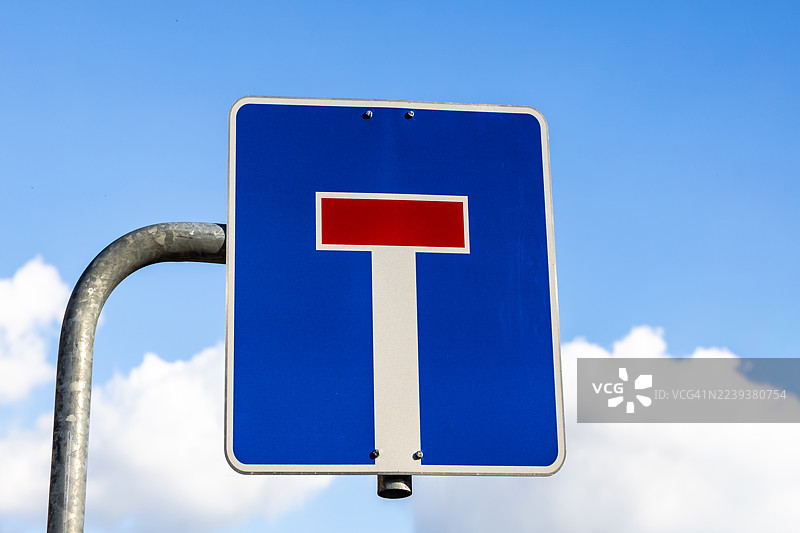 白云蓝天下死胡同路标图片素材