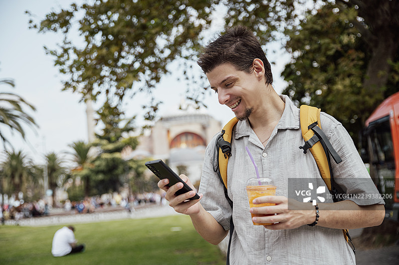 伊斯坦布尔公园里学生用手机发短信图片素材