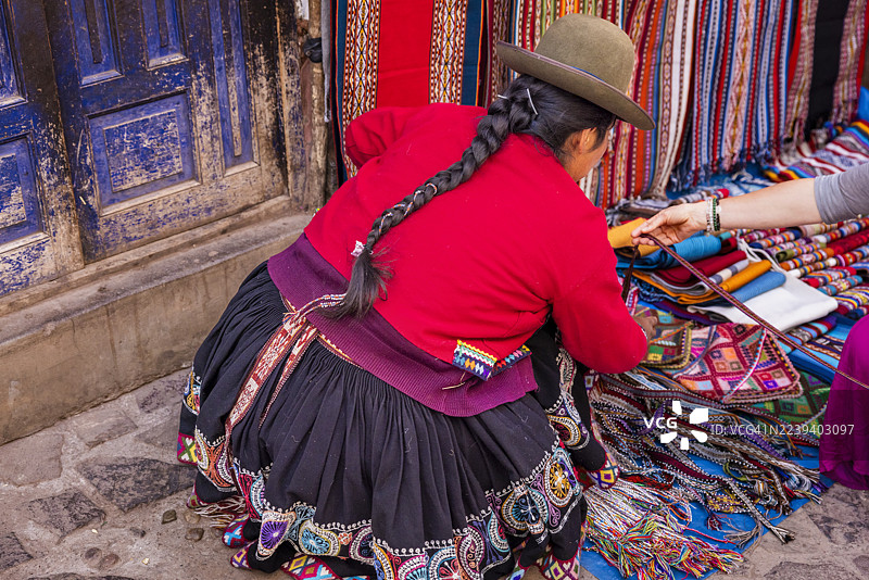 秘鲁妇女在乌鲁班巴谷皮萨克编织并出售纪念品图片素材