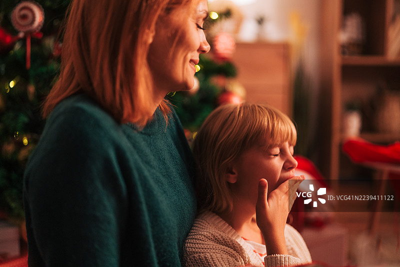 母女俩一起庆祝圣诞节，打着哈欠图片素材