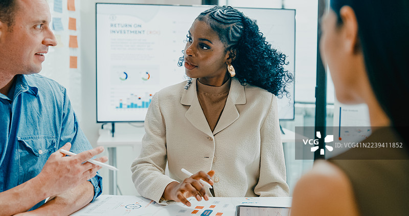 特写镜头：多元化的金融团队在办公室开商务会议，讨论投资策略和预算规划。营销策略分析、股票交易、财务顾问概念。图片素材